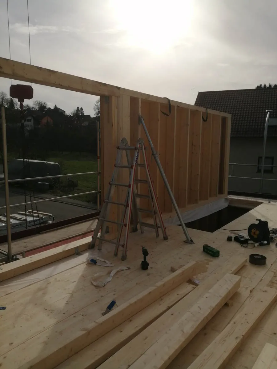 Holzrahmenbau eines Anbaus auf einer bestehenden Geschossdecke mit aufgestellten Wandelementen aus Holz