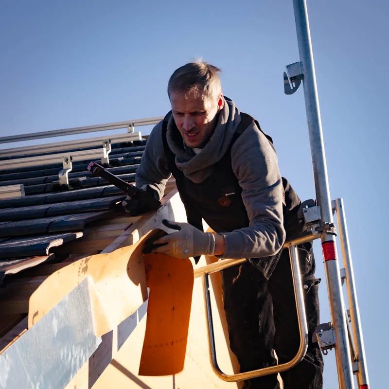 Hans Siebert bei der Arbeit auf dem Dach