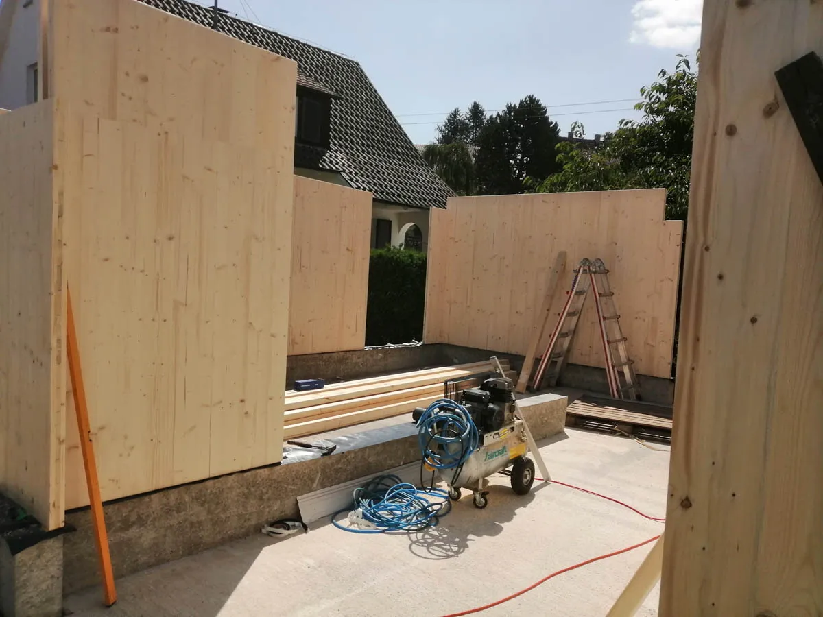 Montage von massiven Holzwandelementen beim Neubau einer Garage