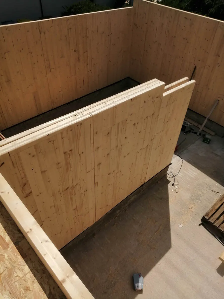 Aufgestellte Holzwände der Garage auf der Bodenplatte während der Bauphase
