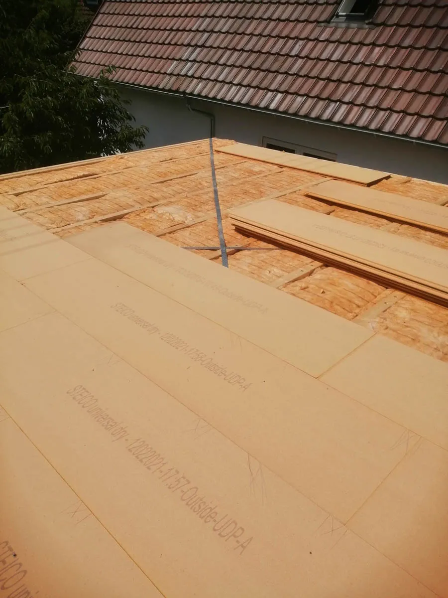 Vorbereitete Dachfläche der Garage mit Holzschalung vor der Dachdämmung