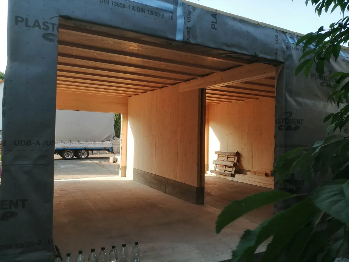 Garage mit aufgebrachter Fassadenbahn und montierter Unterkonstruktion