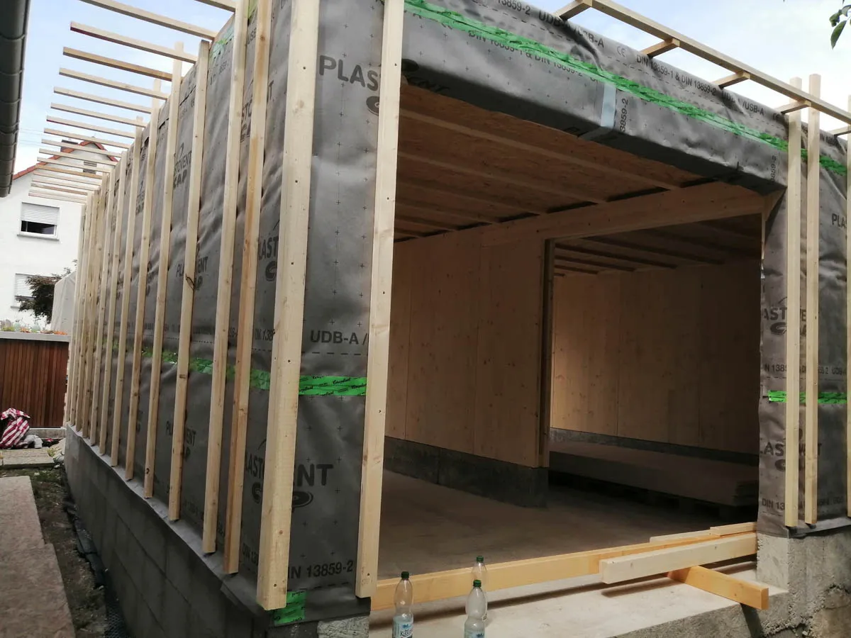 Rohbauzustand der neu errichteten Garage aus Holzbauweise