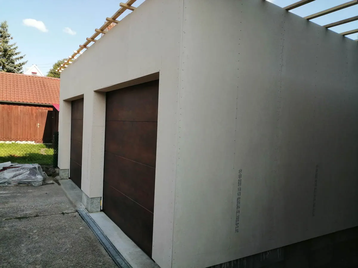 Außenansicht der Garage mit montierter Fassadenbeplankung und eingesetzten Garagentoren