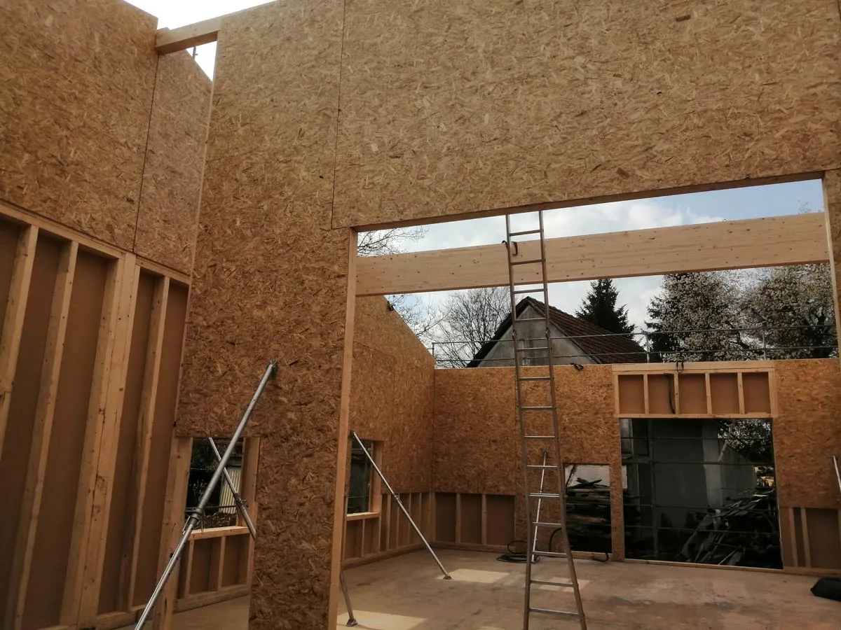 Holzrahmenbau mit beplankten Wandelementen und ausgesteiften Wandfeldern