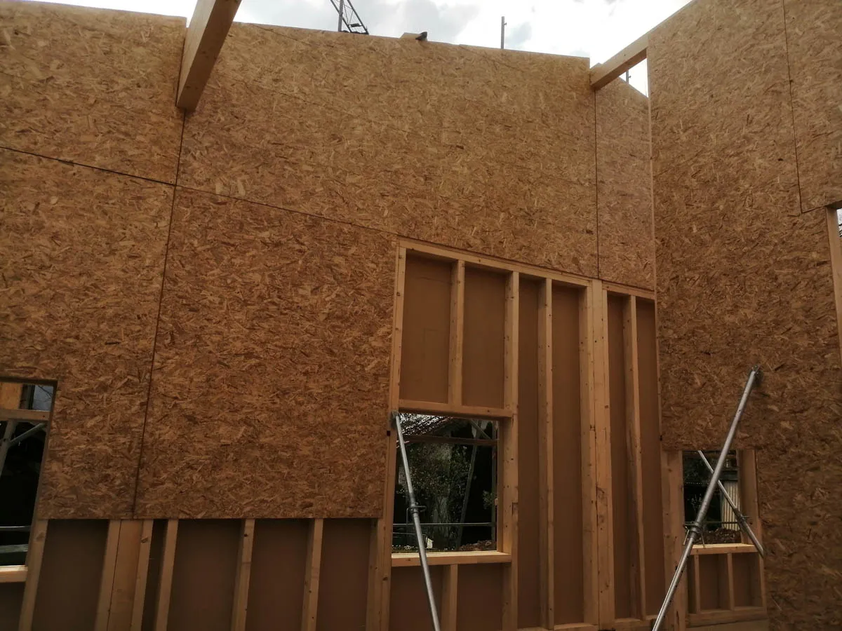 Detailansicht einer Wandöffnung mit Holzrahmen und beplankter Wandkonstruktion