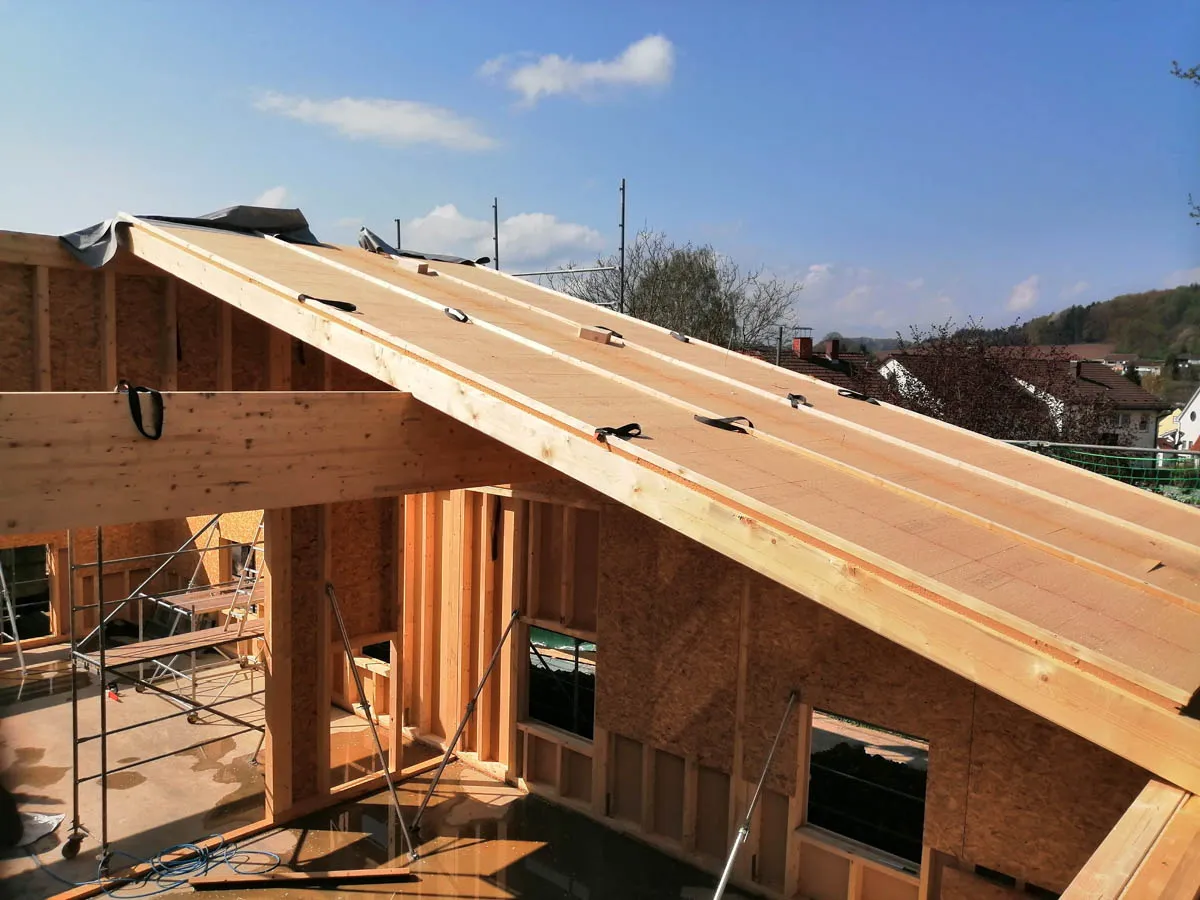 Montage der Dachkonstruktion mit schräg verlaufenden Holzbalken