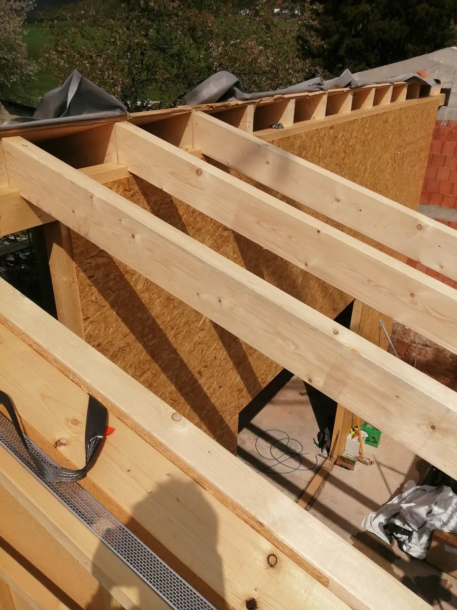 Dachtragwerk der Werkhalle mit parallel verlegten Holzbalken