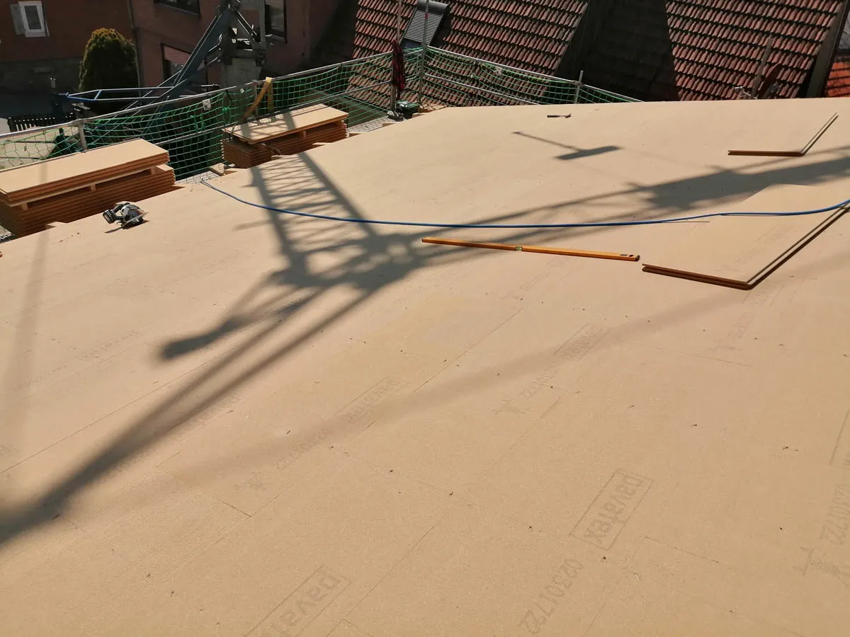 Beplankte Dachfläche der Werkhalle aus Holzwerkstoffplatten während der Bauphase