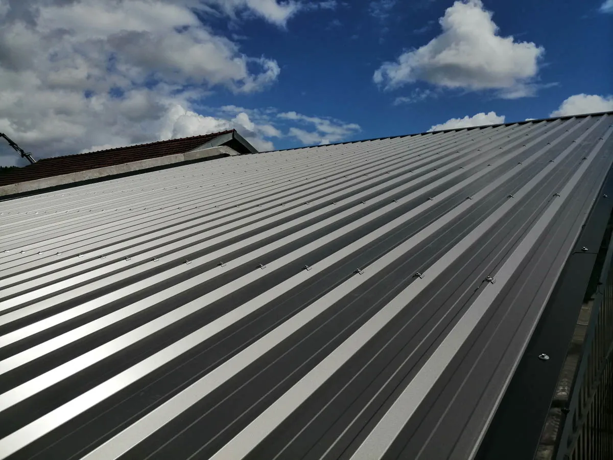 Fertig montiertes Metalldach der Werkhalle mit Trapezblechprofilen